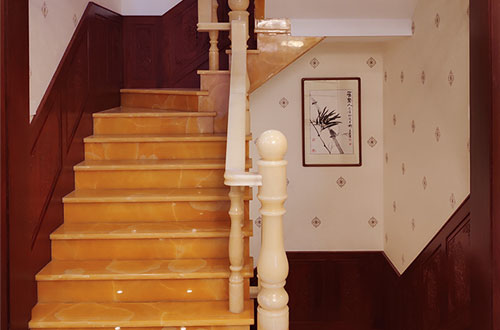 富锦中式别墅室内汉白玉石楼梯的定制安装装饰效果