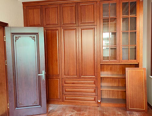富锦中式家庭装修里定制的实木衣柜效果图